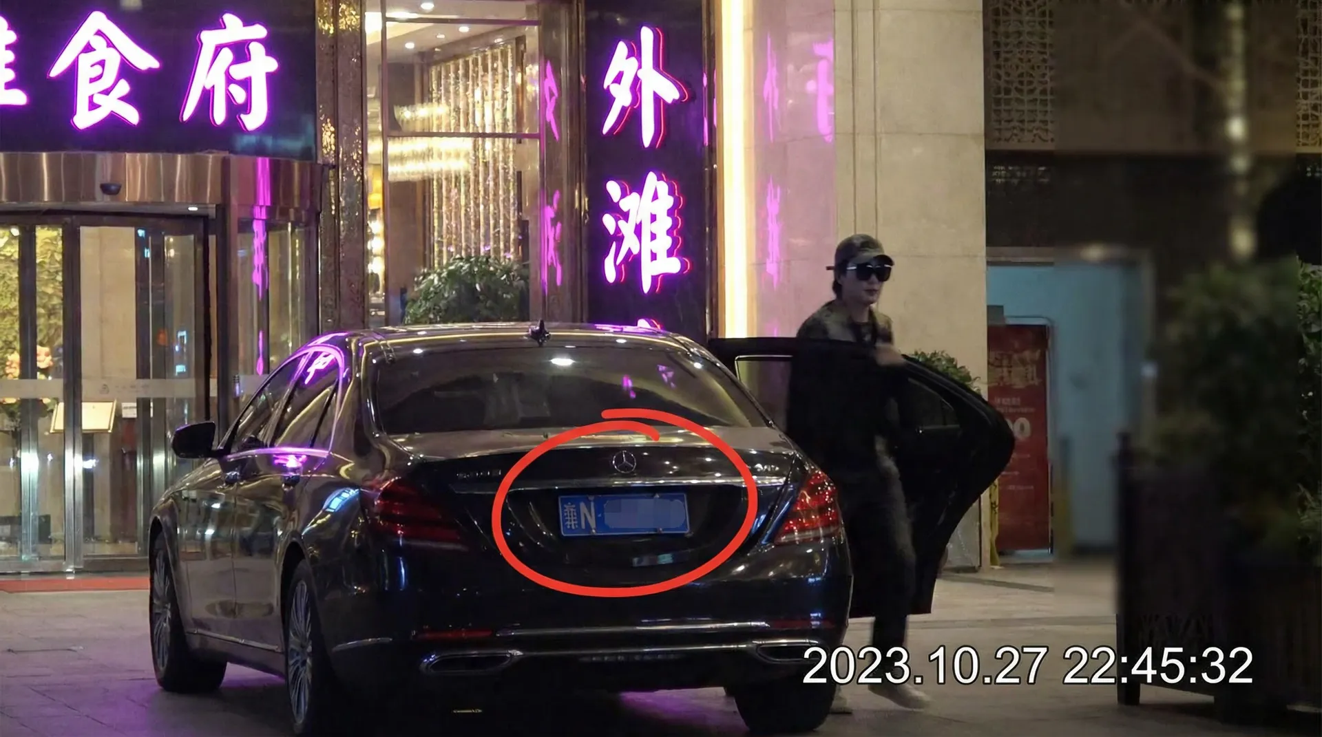 BBIN亚洲网站 - 豪车餐厅外偷拍